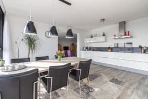 keuken wit strak modern woonkamer