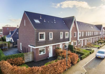 huis hoogte hoekhuis zon blauwe lucht auto straat leek