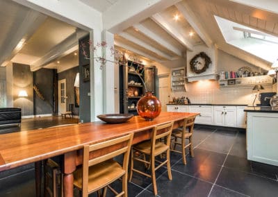 keuken huis woonboerderij winde landelijk wit grijs oranje antraciet balken