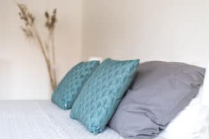 slaapkamer meubelverhuur blauw grijs interieur styling