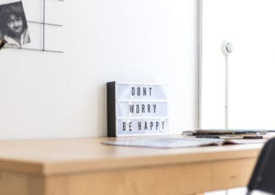 meubelverhuur styling werkplek interieur zwart wit hout bureau stoel minimalistisch