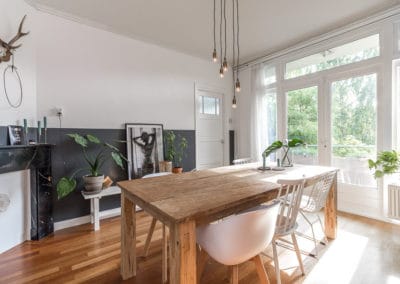 huis zwart wit hout modern jaren 30 licht planten interieur